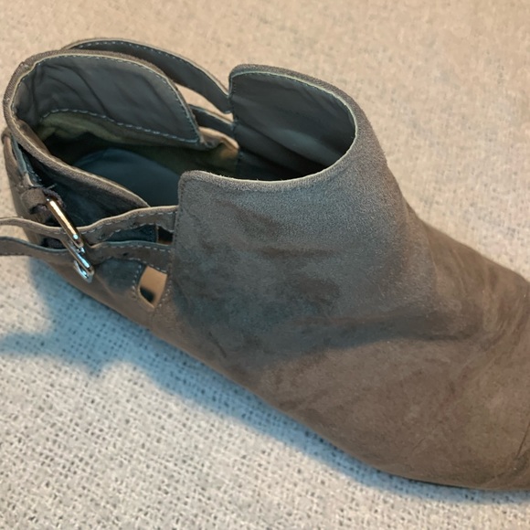 Forever 21 Size 9 Grey Suede Buckle Booties - Picture 2 of 7